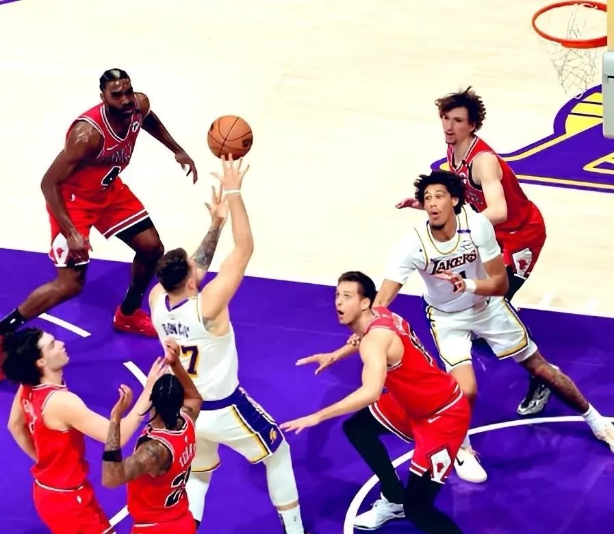 世俱杯-湖人战胜篮网,豪取六连胜的简单介绍